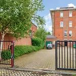 County House Escape - Courtyard & Free Parking