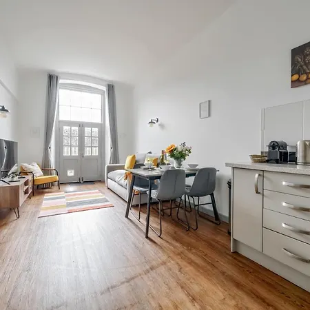 County House Escape - Courtyard & Free Parking *