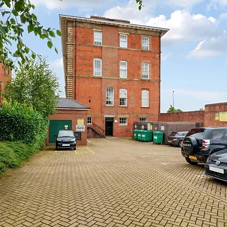 County House Escape - Courtyard & Free Parking *