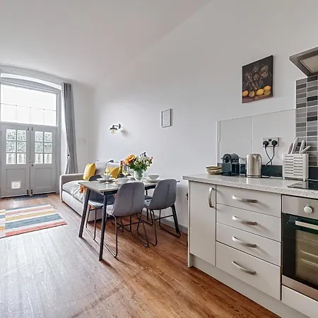 County House Escape - Courtyard & Free Parking Apartment *