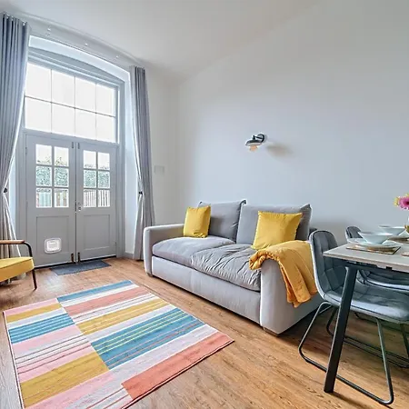 County House Escape - Courtyard & Free Parking Apartment *