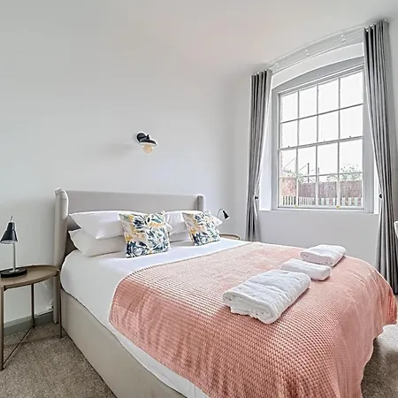 County House Escape - Courtyard & Free Parking *