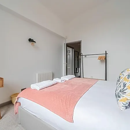 County House Escape - Courtyard & Free Parking Apartment *