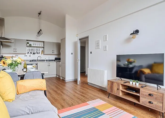 County House Escape - Courtyard & Free Parking *