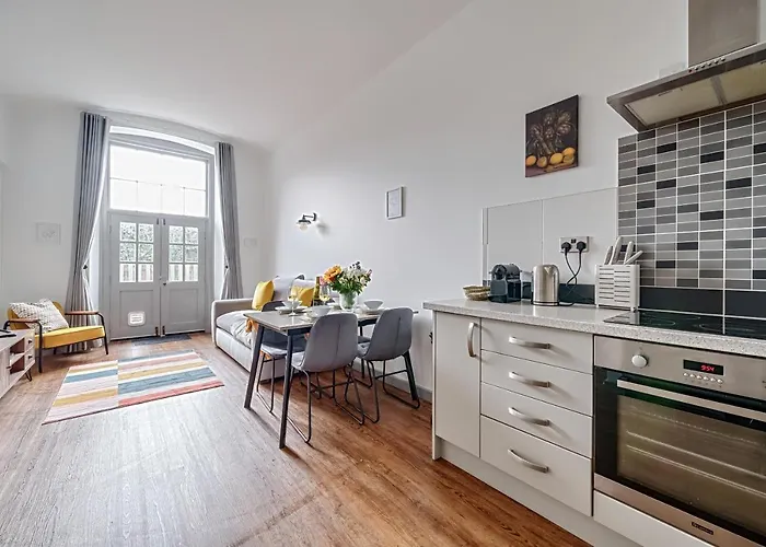 County House Escape - Courtyard & Free Parking Apartament *