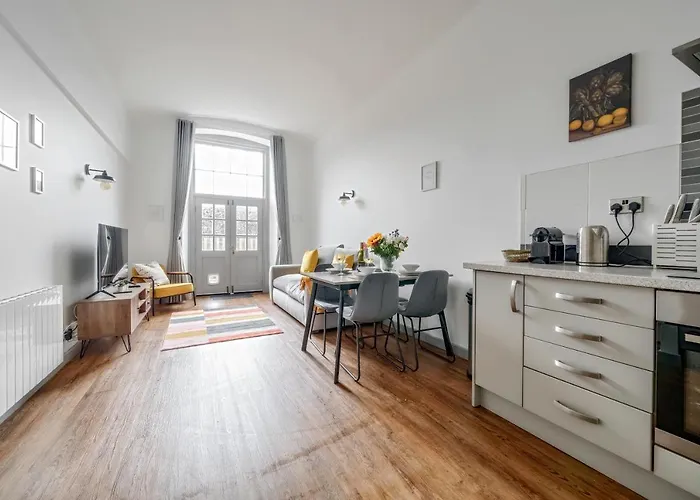 County House Escape - Courtyard & Free Parking *