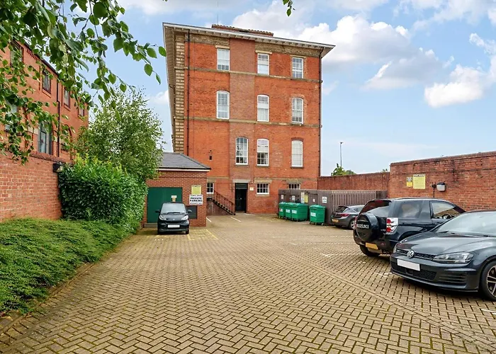 County House Escape - Courtyard & Free Parking *