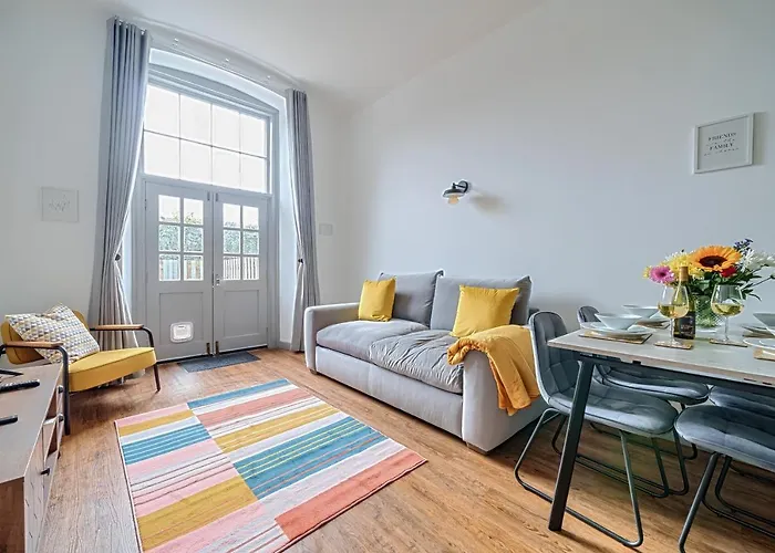 County House Escape - Courtyard & Free Parking Apartament *