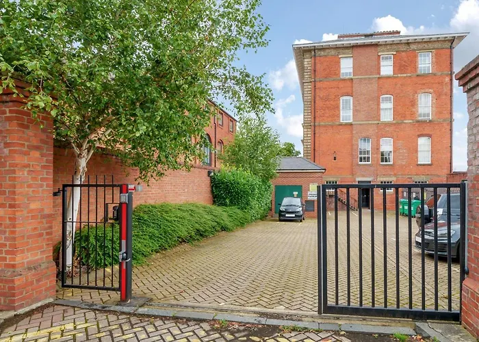 County House Escape - Courtyard & Free Parking