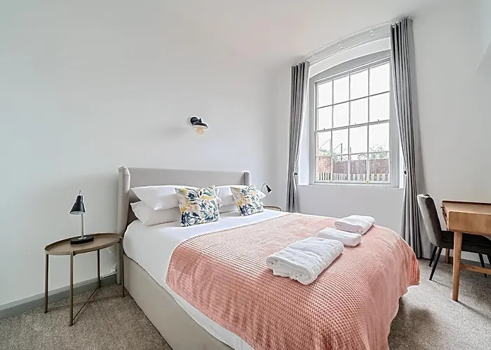 County House Escape - Courtyard & Free Parking *