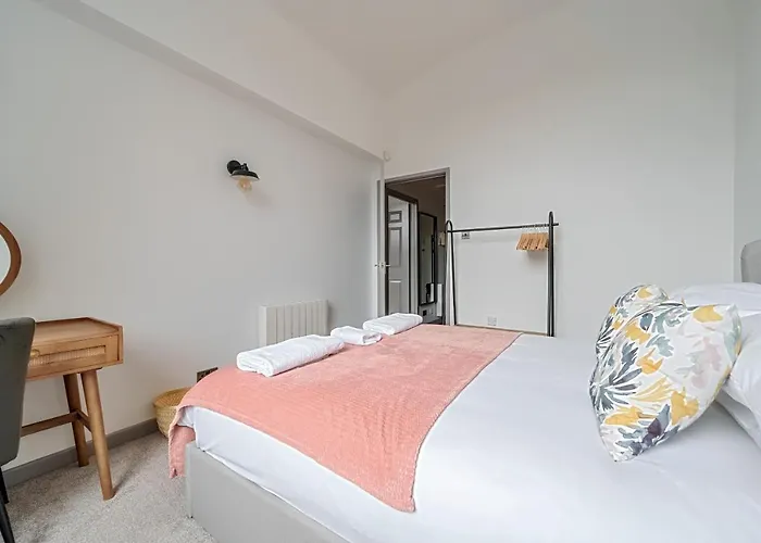 County House Escape - Courtyard & Free Parking Apartament *