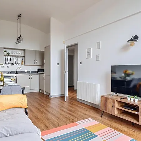 County House Escape - Courtyard & Free Parking *