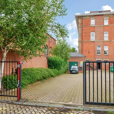 County House Escape - Courtyard & Free Parking